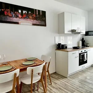  Apartment Design - Kingsize Bett - Kueche - Zentral